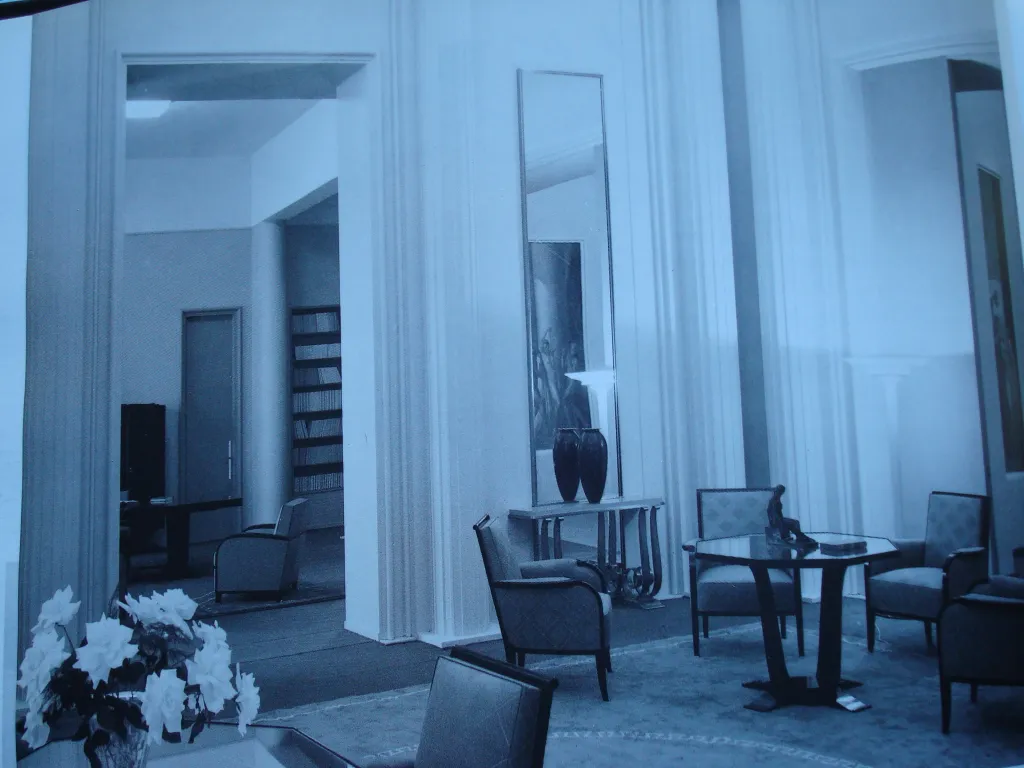 고전적인 콘솔 테이블 몽타냑 피에르와 꽃병이 있는 거실