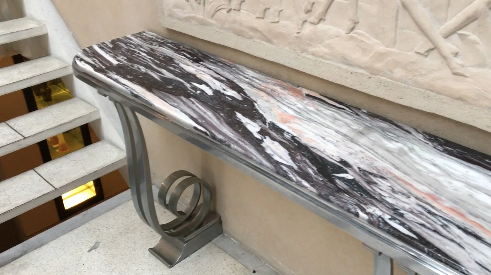 在墙上有雕刻的古董芬利控制台桌