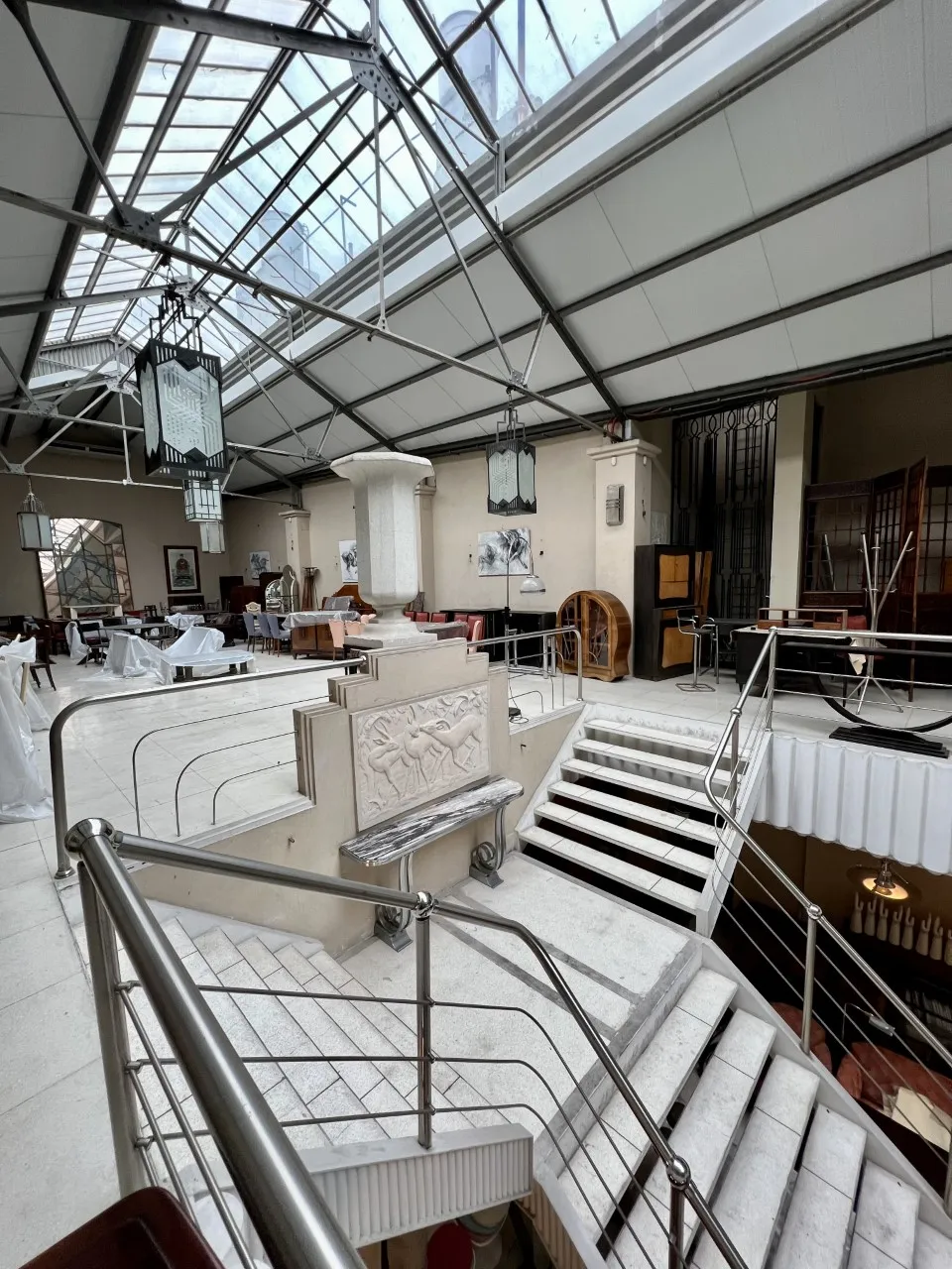 Vista de un antiguo consola Montagnac Pierre en un espacio interior atractivo con elegancia