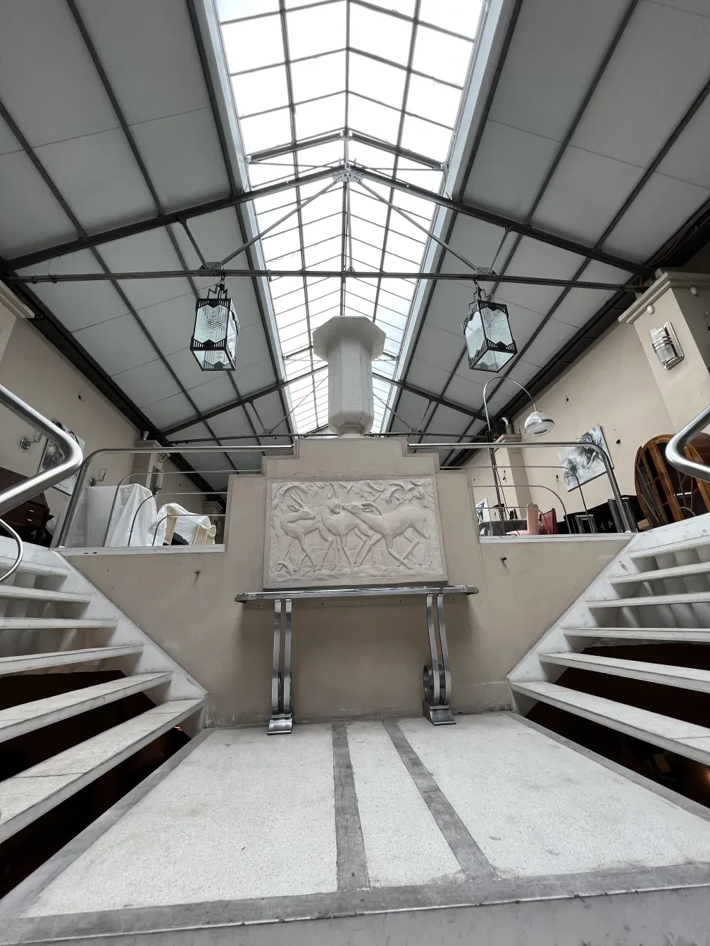 प्राचीन कंसोल मोंटैजैक पियरे एक प्राचीन परिवेश में