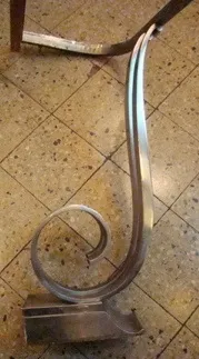 Consola Montagnac Pierre antigua con base curvada en ambiente clásico