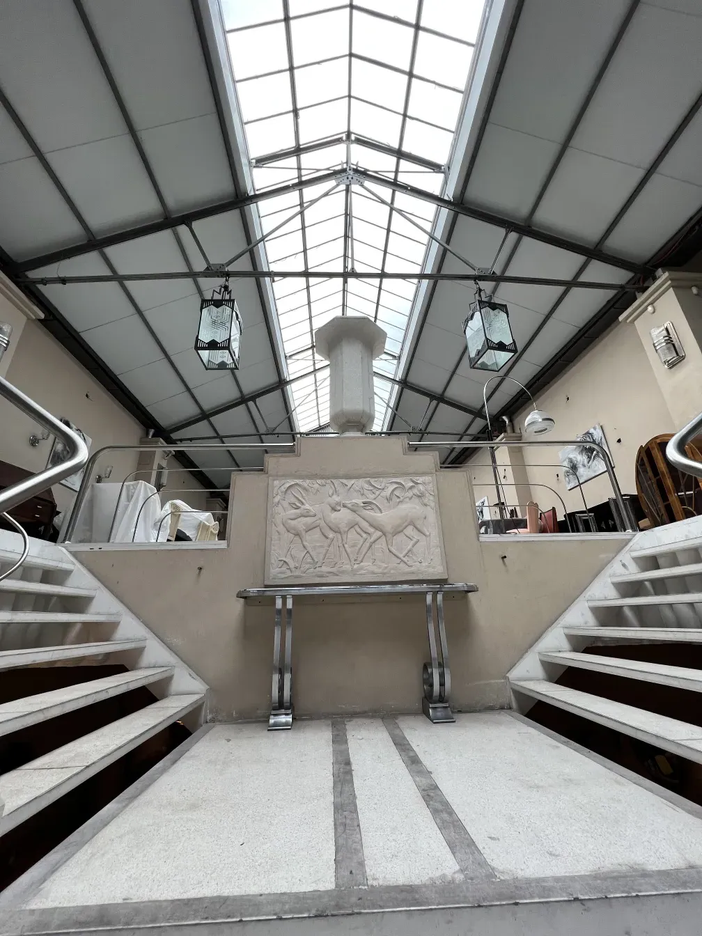 고대 콘솔 테이블 Montagnac Pierre에 조각된 장식 세부 사항