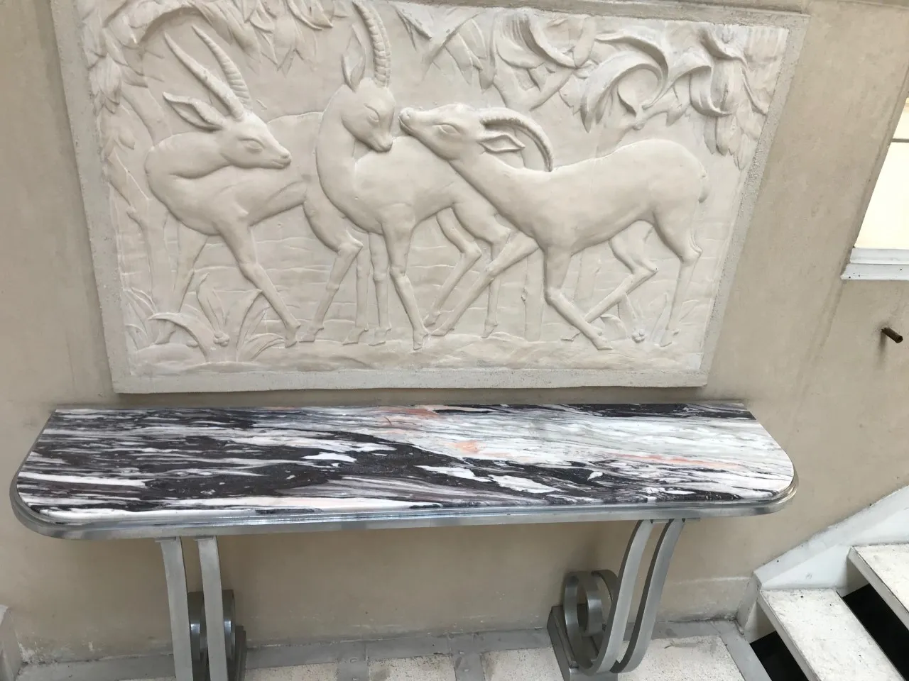 Antico mobili dresuar Montagnac Pierre con design elegante e intagli