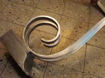 装飾的なディテールのある古いコンソールテーブルのビュー