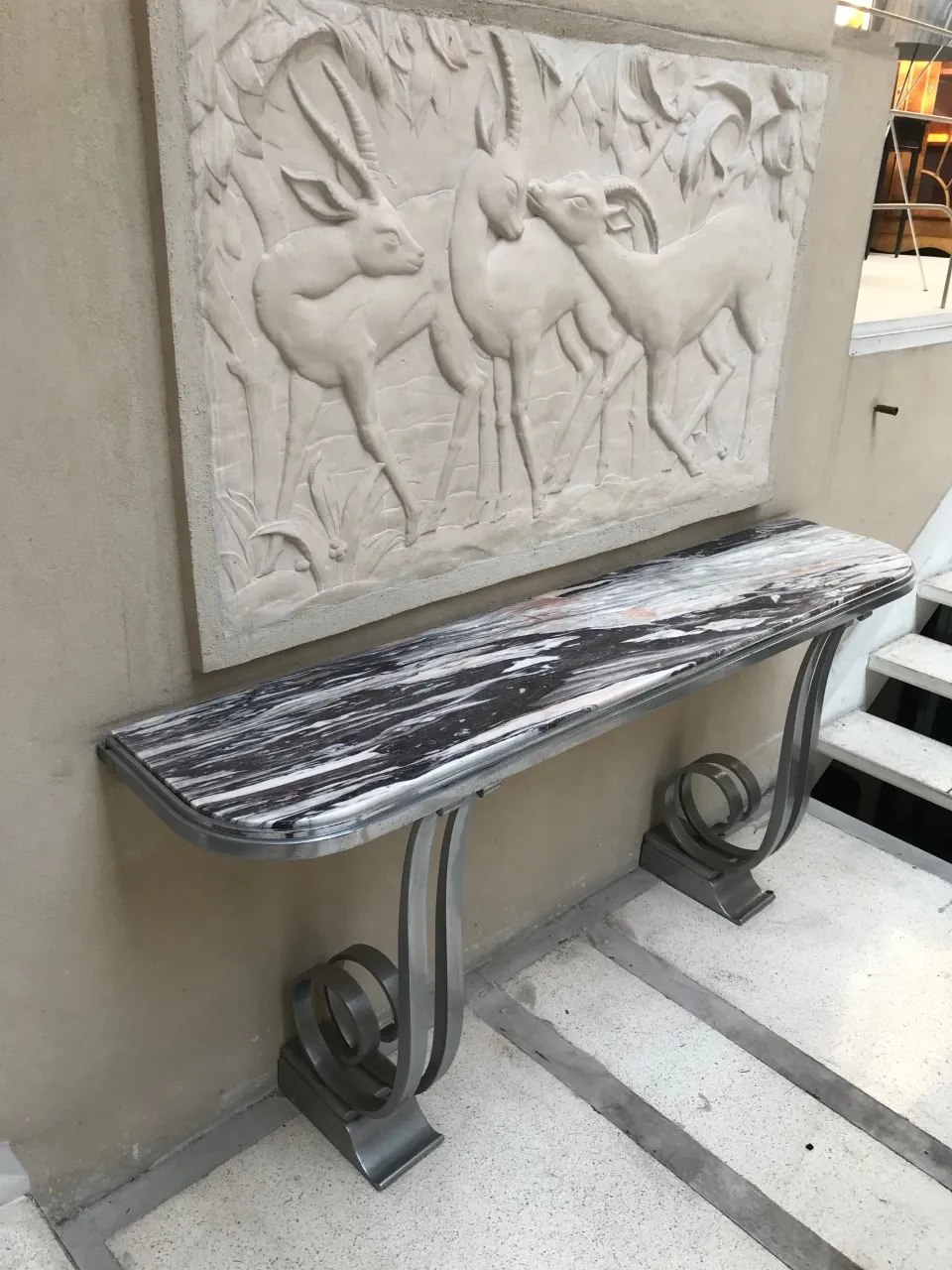 antigua consola con diseños en relieve de animales, Montagnac Pierre