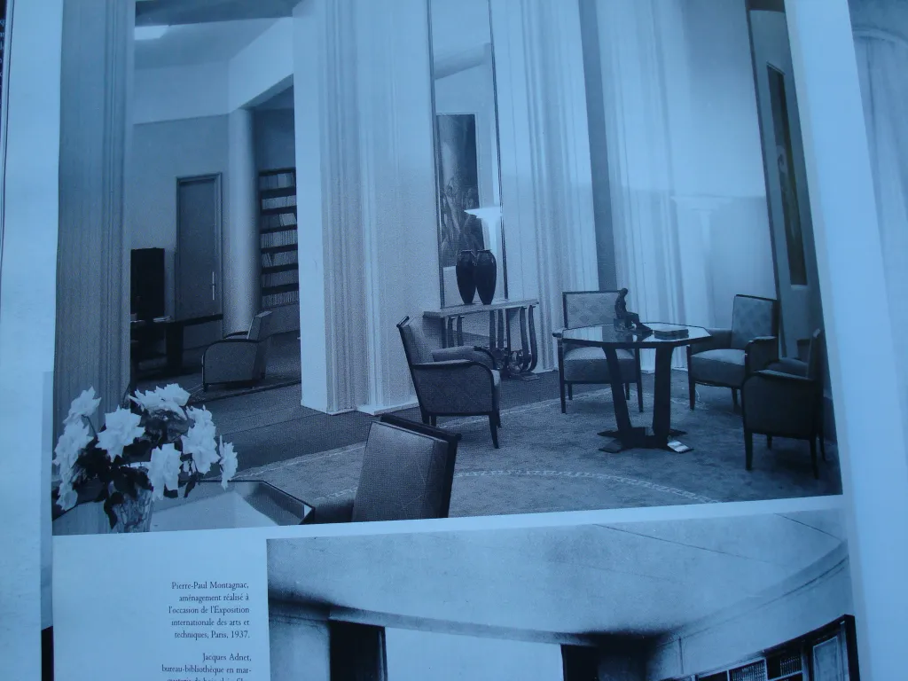 عرض قديم لطاولة وحدة التحكم Montagnac Pierre في بيئة زخرفية مع كراسي