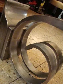 antiga consola com design curvado, Montagnac Pierre, em um ambiente clássico