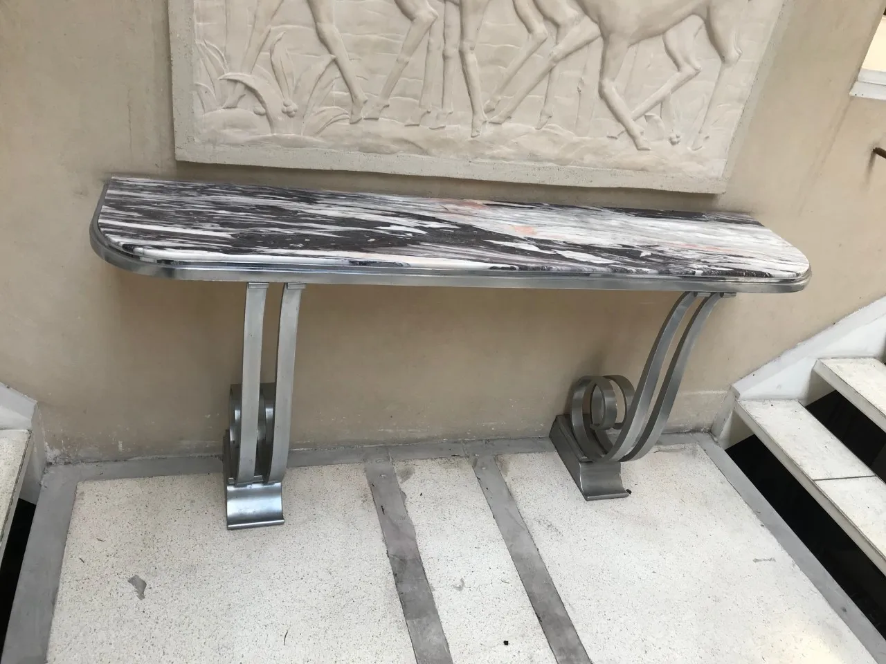 antiga consola com design moderno Montagnac Pierre em ambiente decorativo