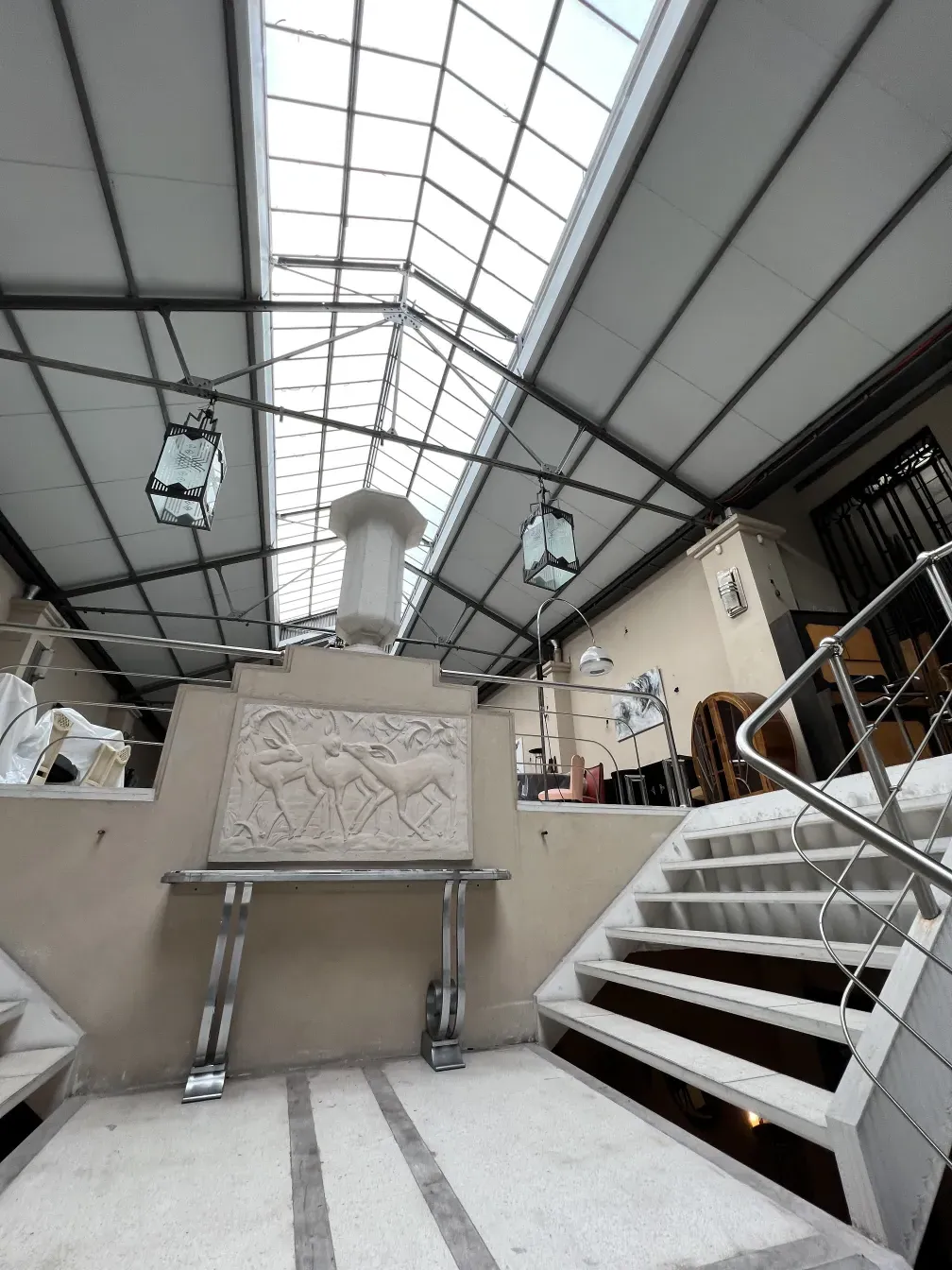 antico mobili dresuar con rilievi decorativi e design elegante