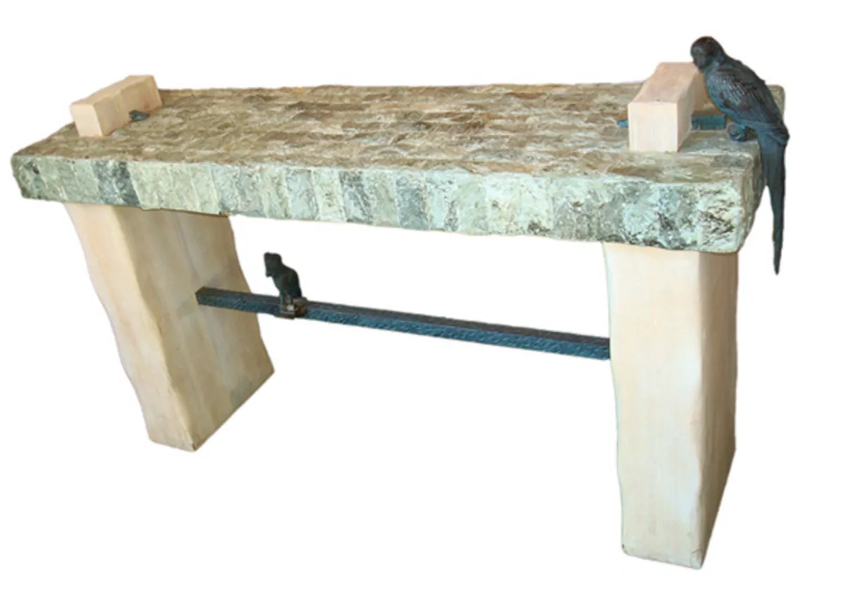 ancienne console décorative avec des caractéristiques uniques.