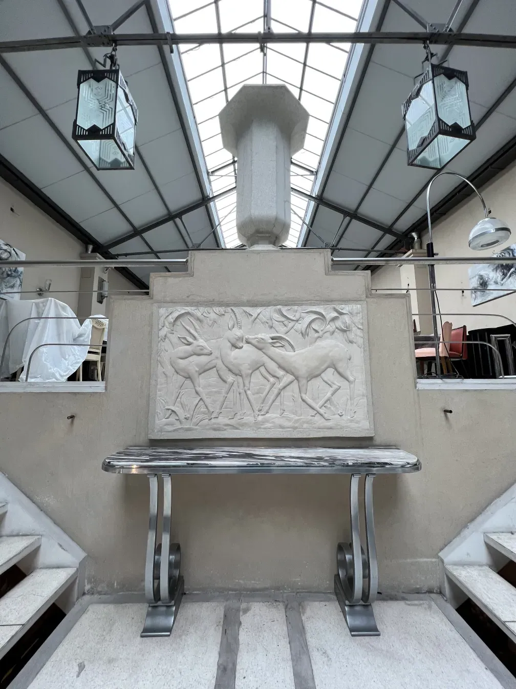 पुरातन कंसोल टेबल मोंटैग्नैक पीयर, दीवार पर उभरी आकृति