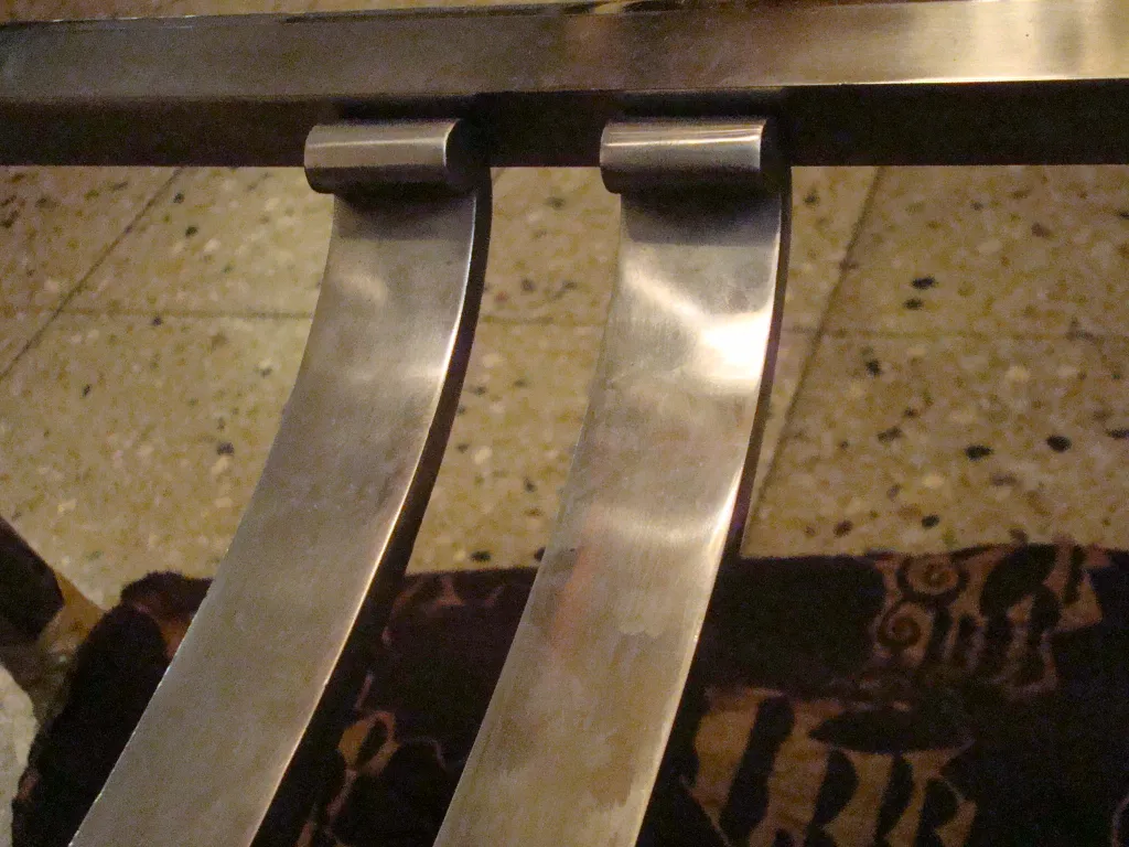 منظر علوي لطاولة وحدة التحكم القديمة Montagnac Pierre مع تفاصيل زخرفية