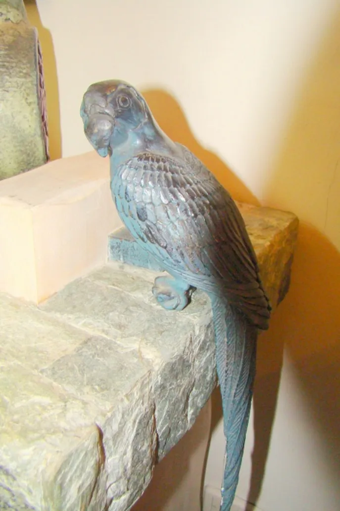 antike Konsole mit blauer Vogel-Figur