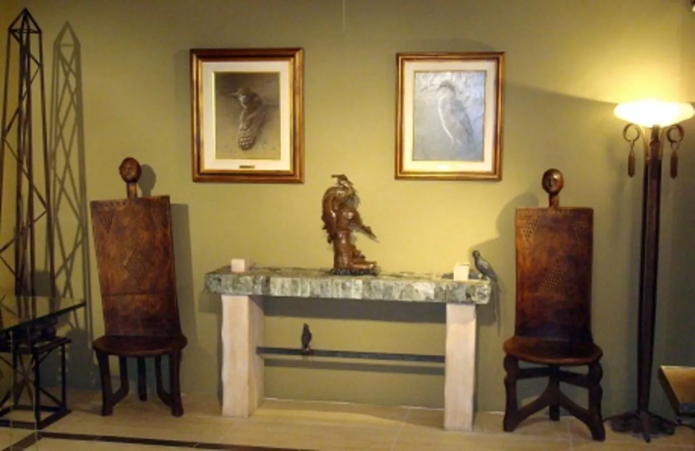 Antica consola con sculture, ambientata in un luogo elegante