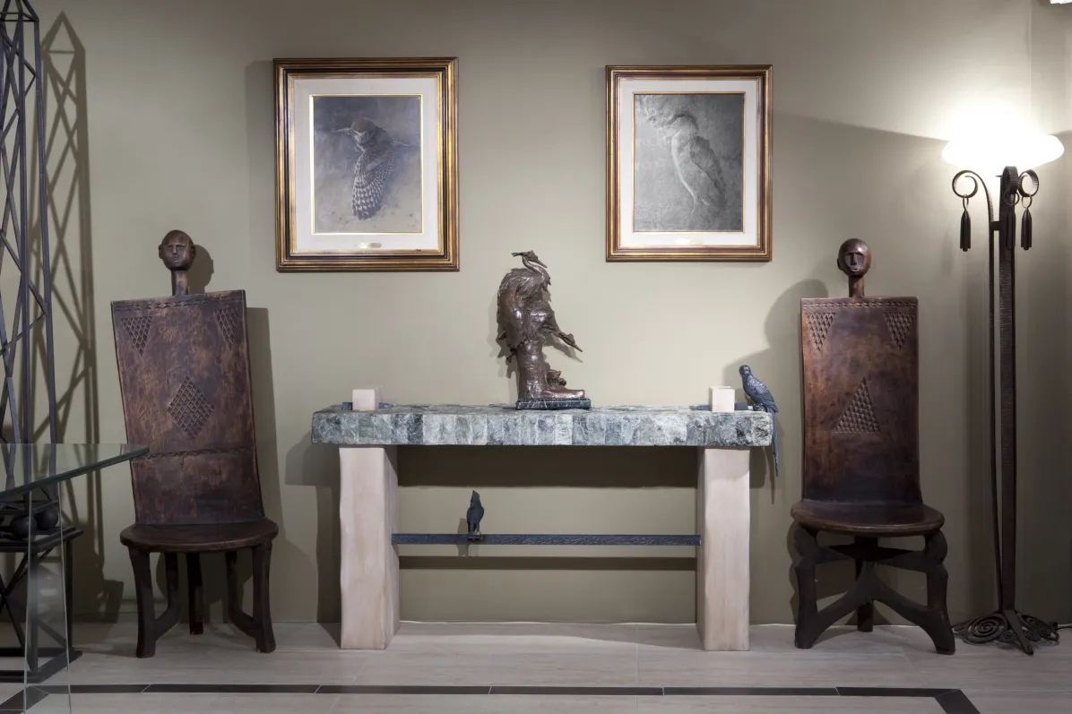 Dresuar ancien décoratif avec sculptures et art