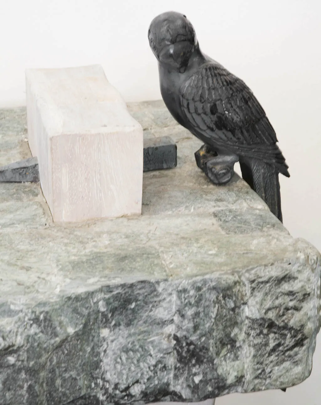 dresuar ancien avec une figure d'oiseau noire