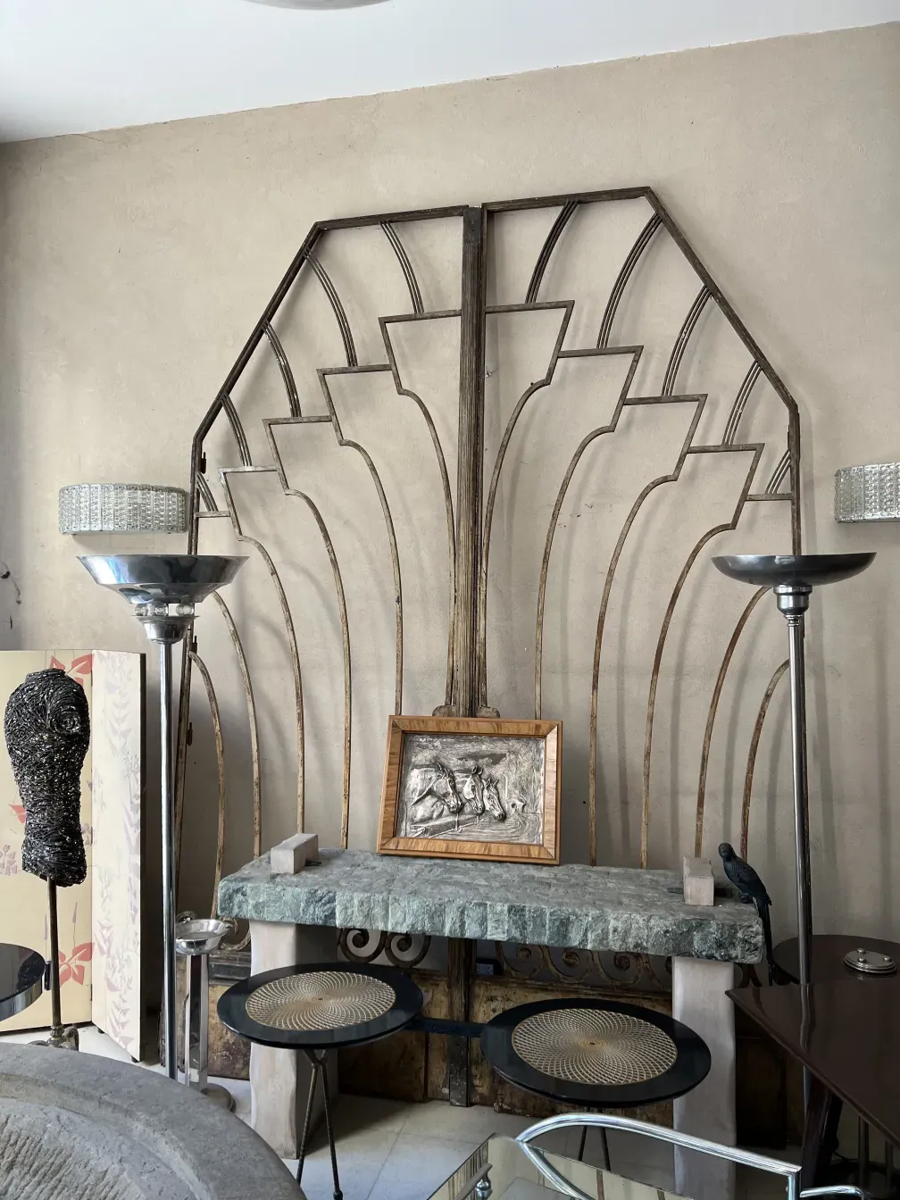 antiga consola decorativa com design elegante ao fundo