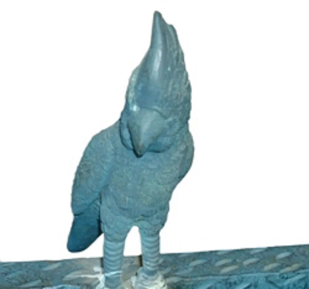 antica consola decorata con scultura di uccello blu in cima, sfondo bianco