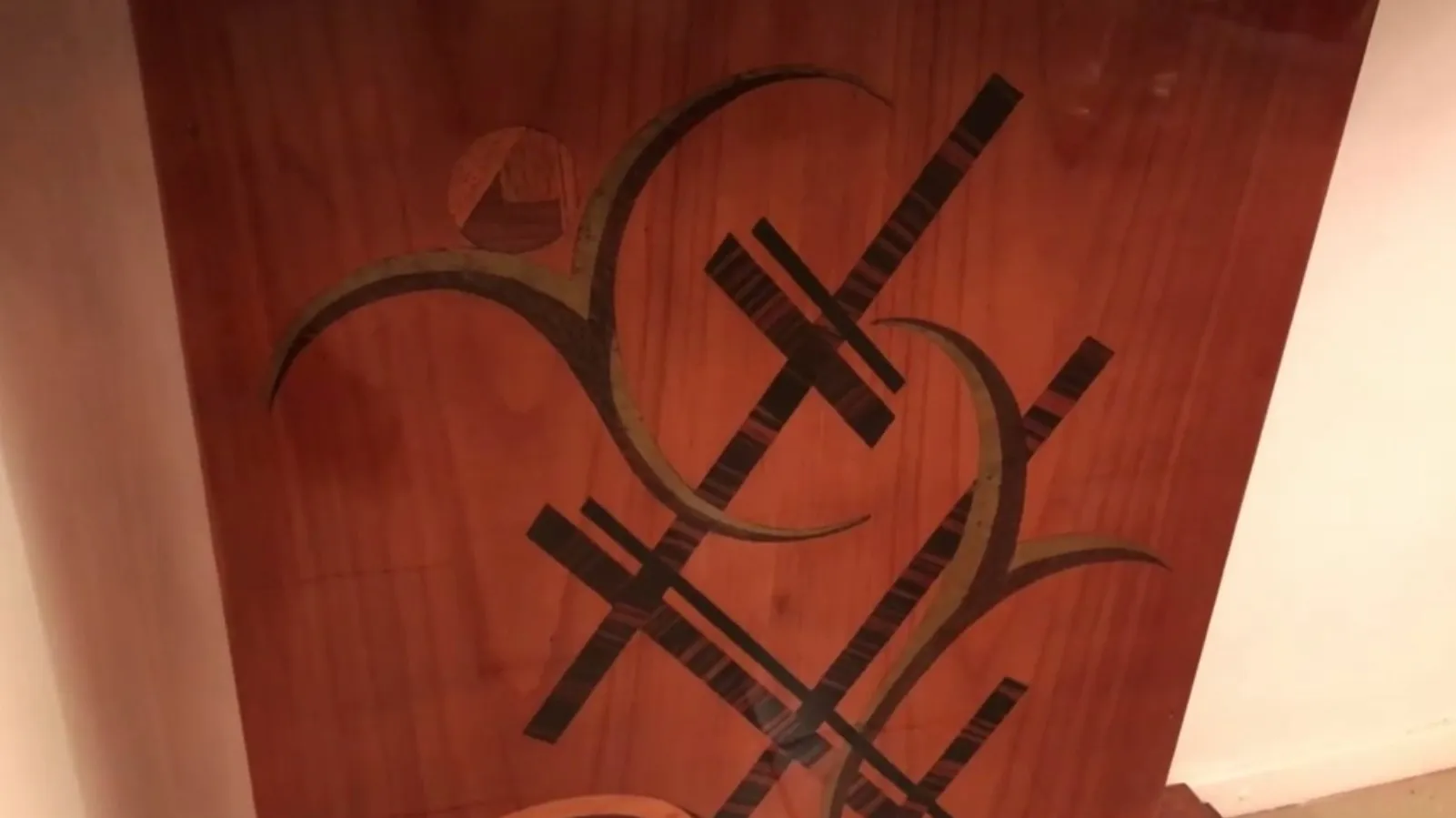 antike Konsole mit warmer Farbe und ansprechendem Design