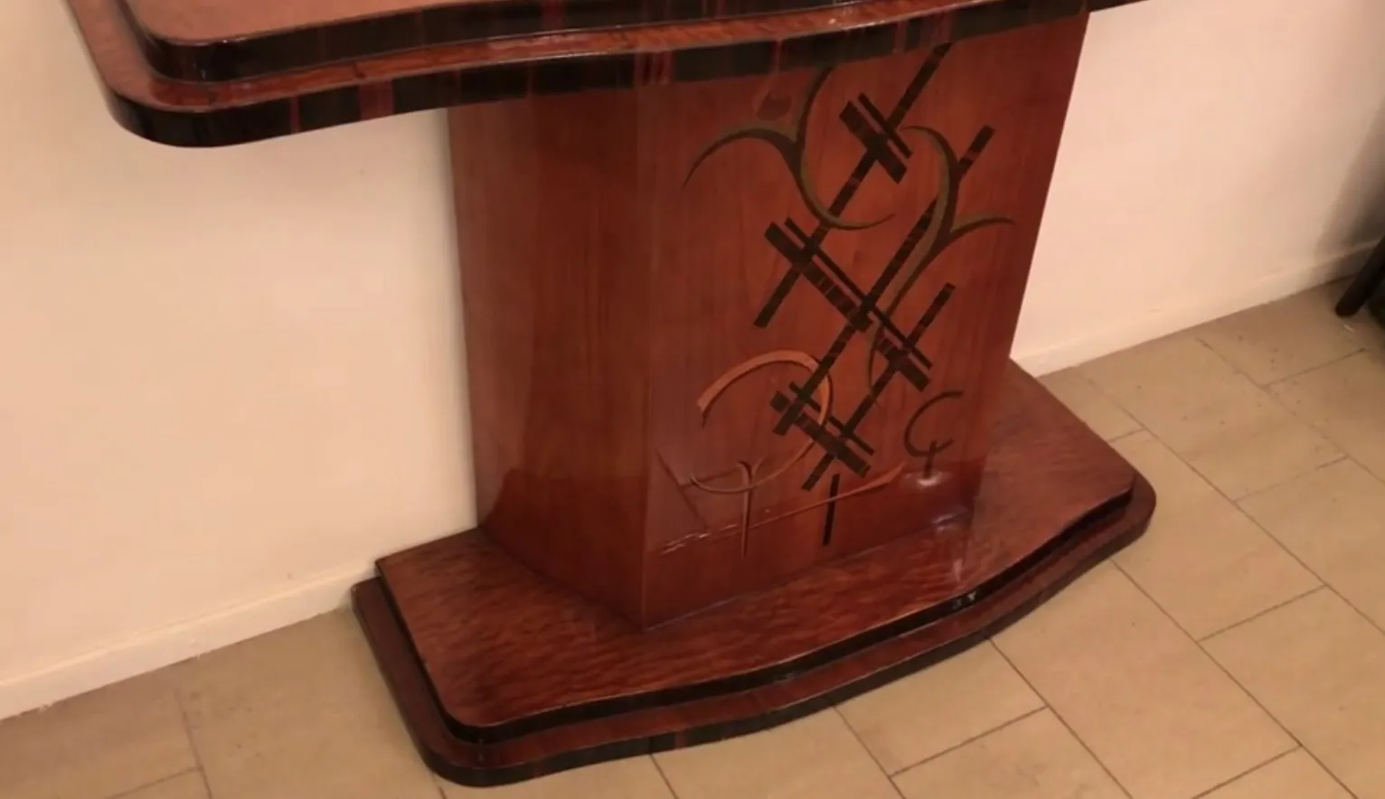 antigua consola con diseño decorativo en un ambiente clásico