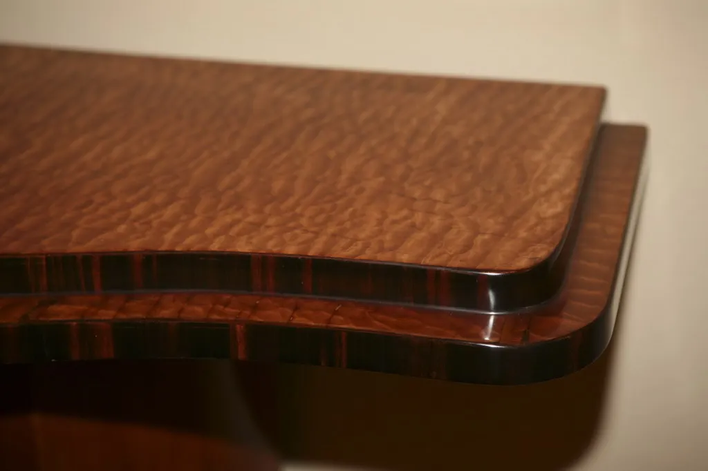 console antique avec des détails élégants