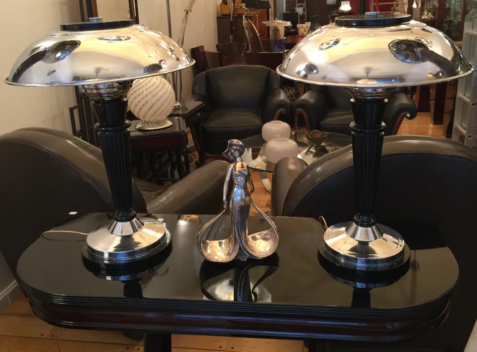 antiga mesa de console com lâmpadas e decorações