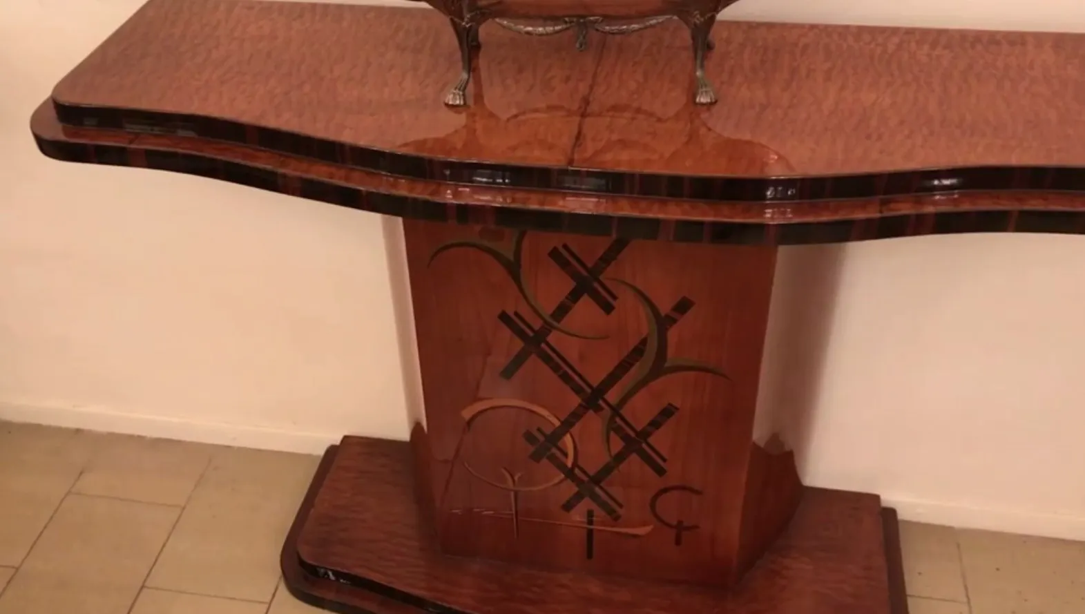 antigua consola decorativa con diseño único en su base