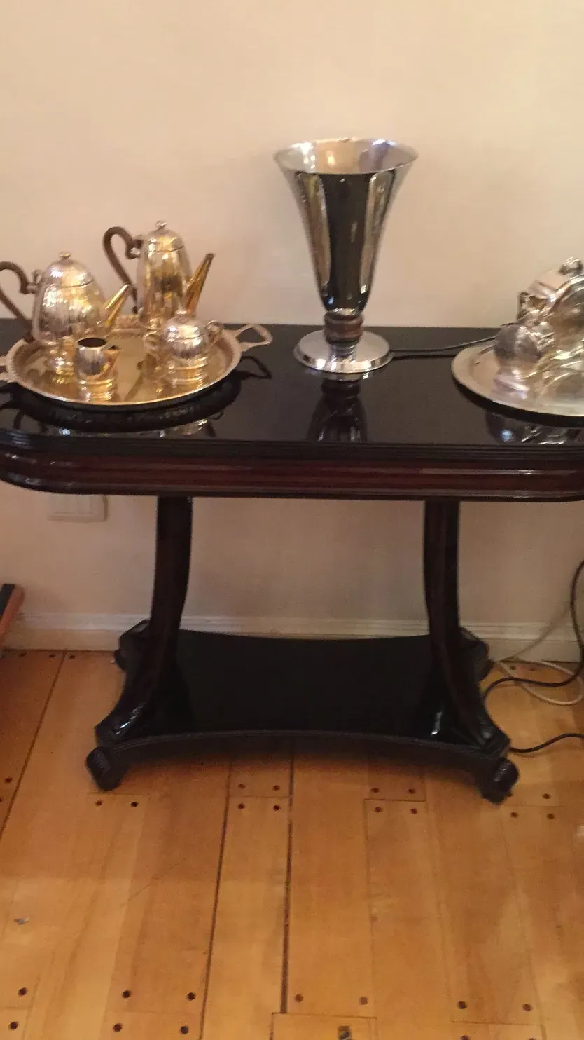 console antique avec accessoires argentés sur le dessus