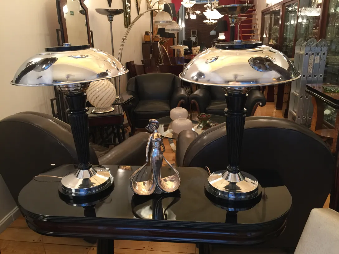 Mesa antiga consola elegante com lâmpadas e figura decorativa