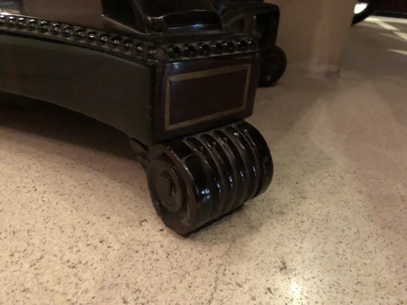 背景に車輪のあるアンティークコンソールの基部