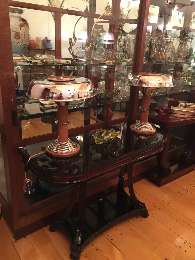 प्राचीन-सम्पूर्ण-टेबल जिसमें अलंकरण हैं