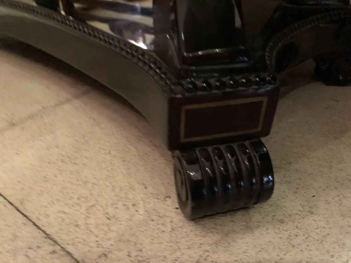 detalhe da base de uma consola antiga decorativa com rodas