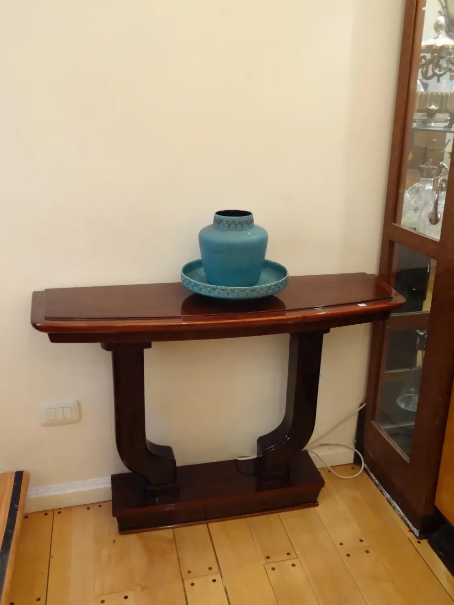 Antica console decorativa con vaso blu