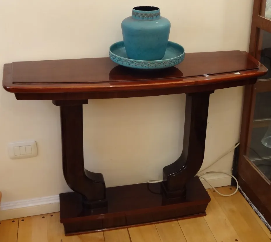 antico dresuar con finitura lucida, decorato con un vaso blu