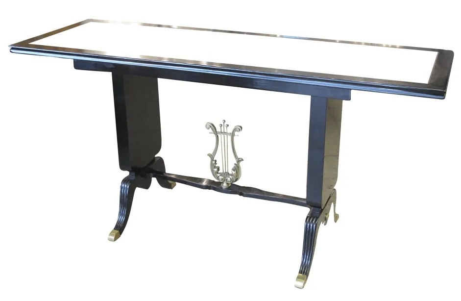 Consola antiga com design elegante e pernas curvas.