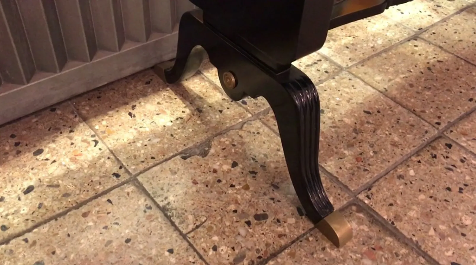 Antico mobile dresuar con dettagli sulle gambe.