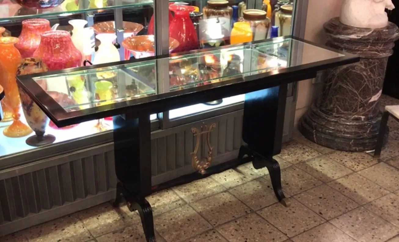 古董展示控制台上有各种装饰物品