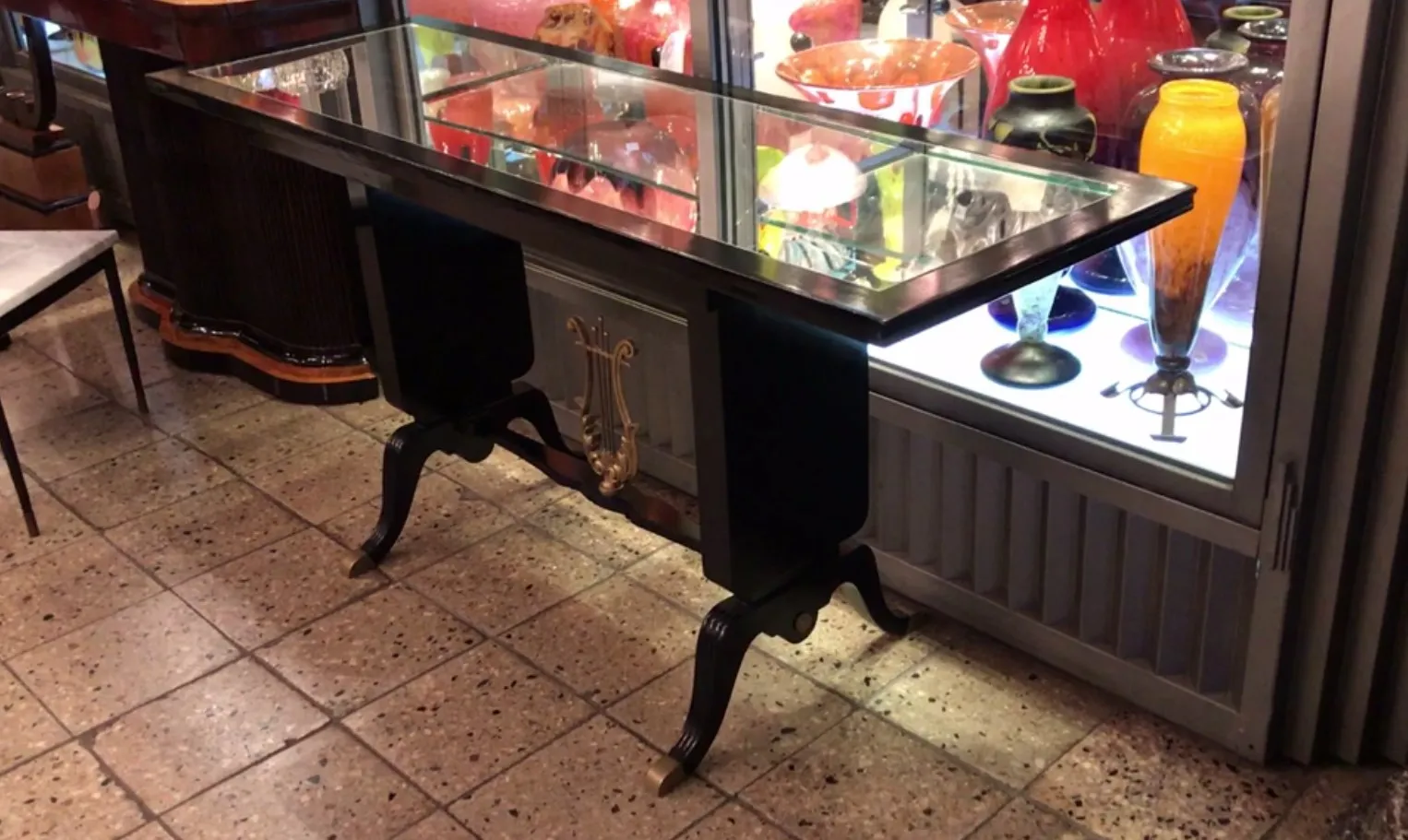 Consolla antica con design elegante e gambe stilizzate.