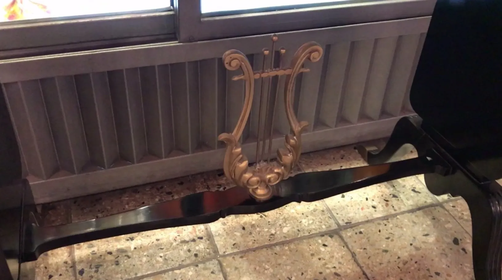 装飾デザインのあるアンティークコンソール