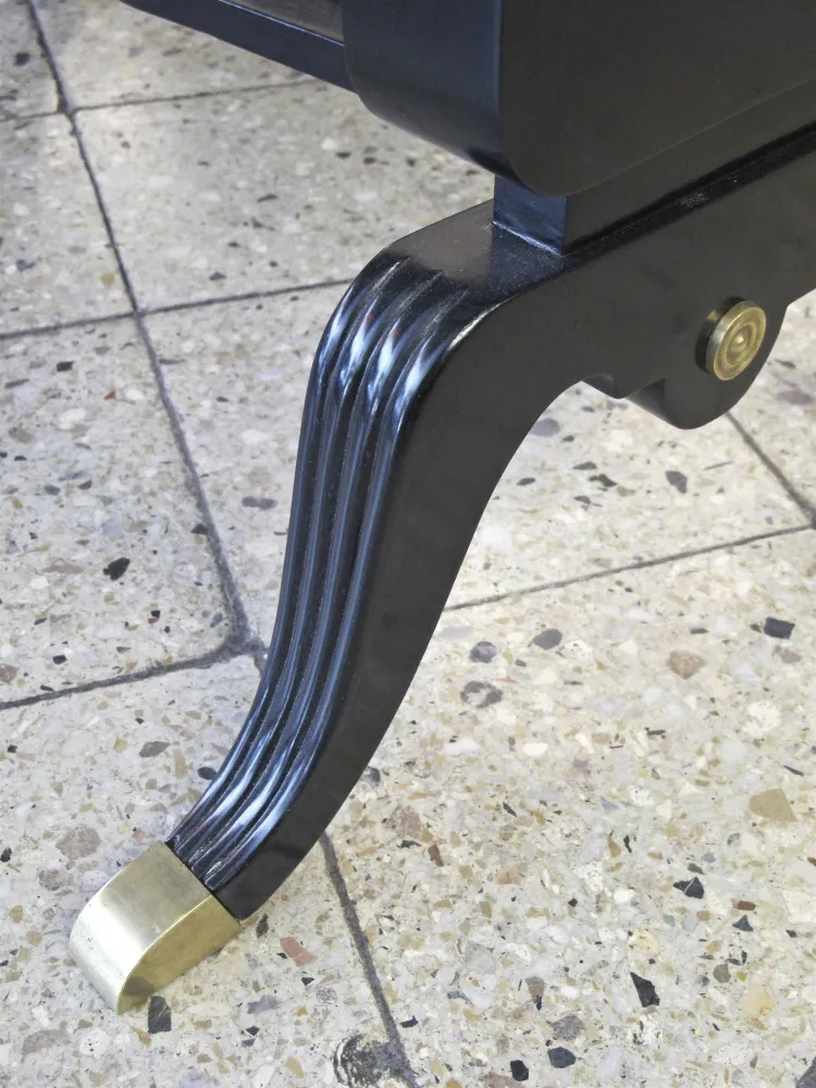 vue latérale d'une ancienne console avec des pattes décoratives