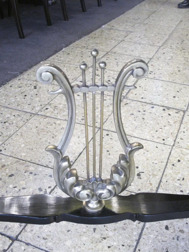 고풍스러운 장식 콘솔, 반짝이는 금속 세부 사항이 있는 우아한 환경.