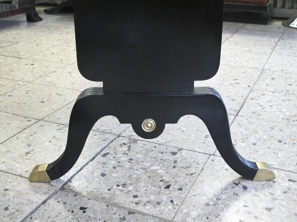 console antique avec des pieds élégants et des détails