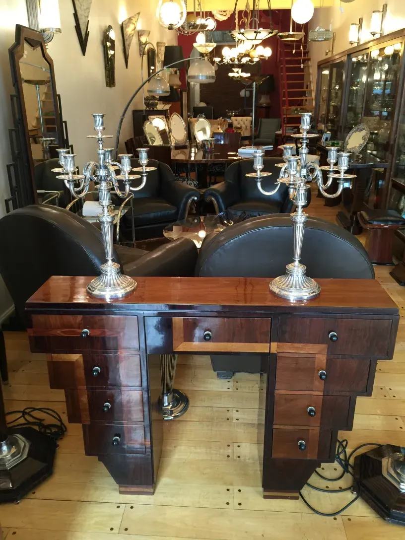 console antica con cassetti decorativi