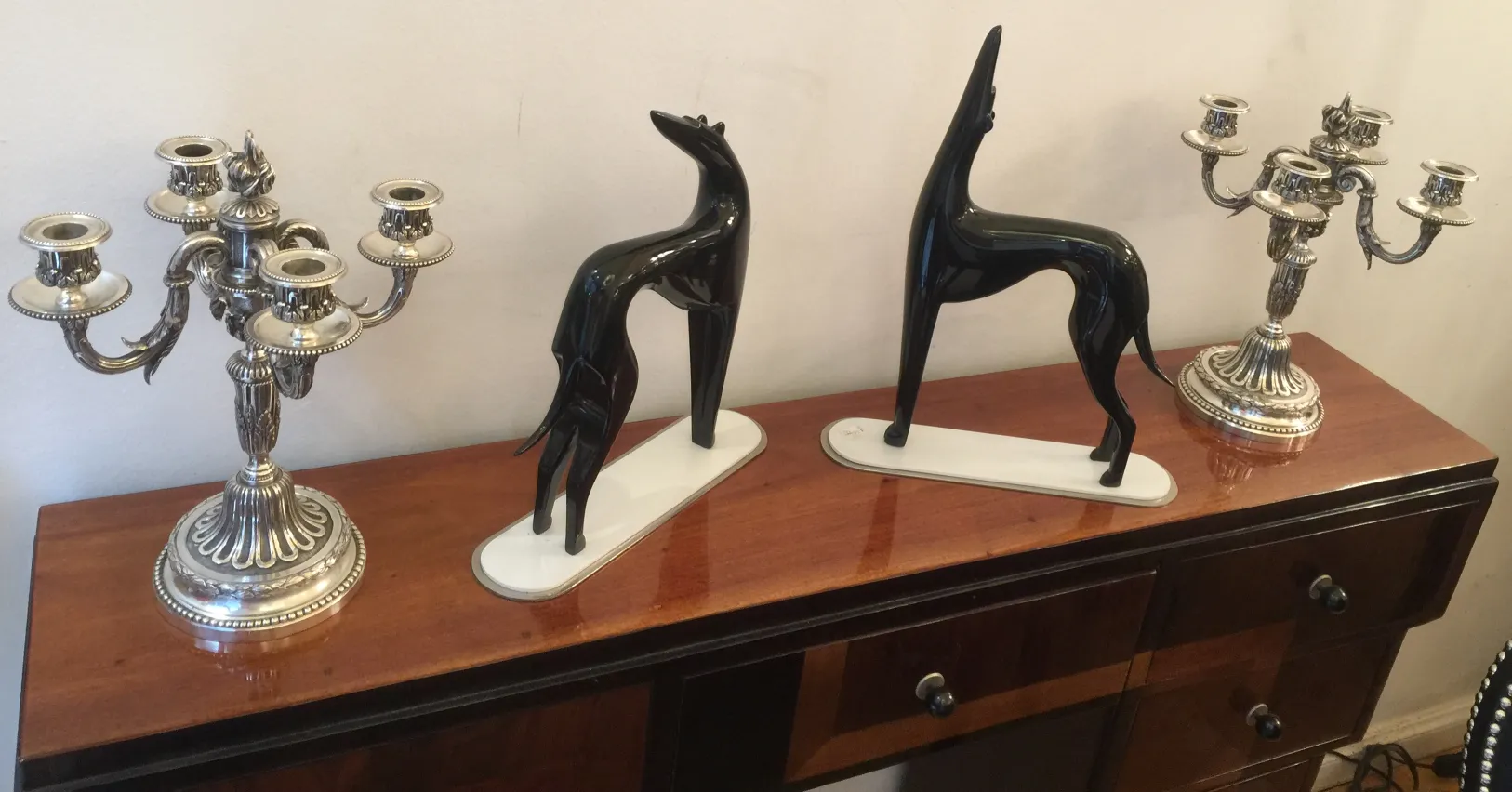 Consola antigua con figuras decorativas y candelabros