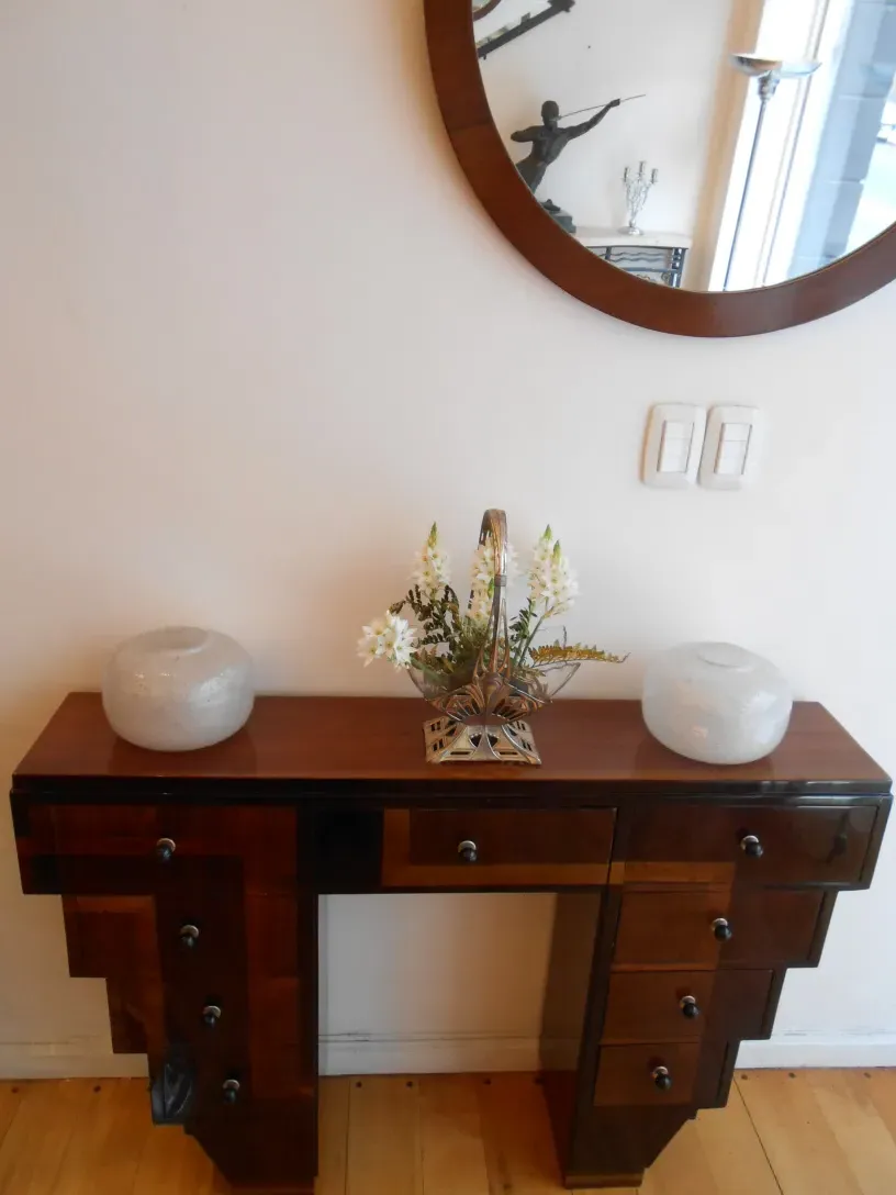 Antica console con ripiani e decorazioni