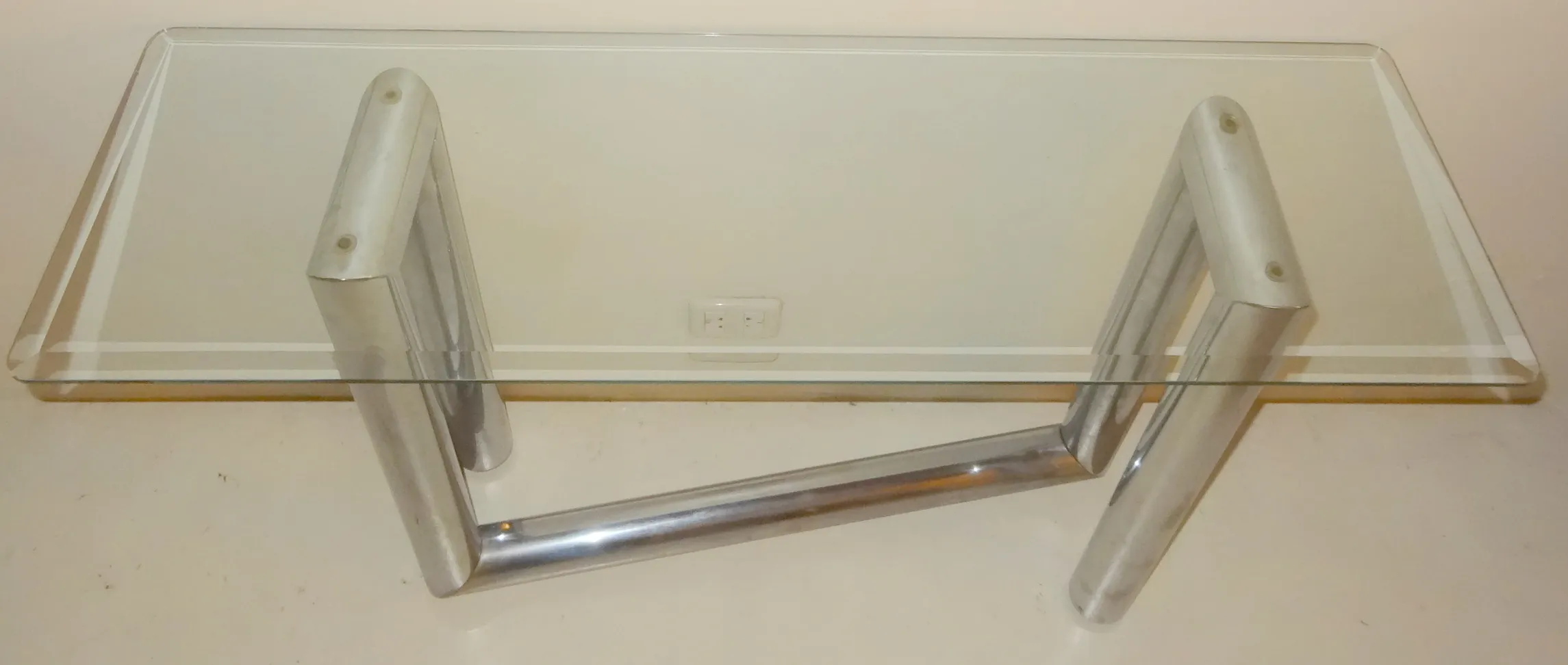 Antike dekorative Konsole mit auffälligem Design vor neutralem Hintergrund