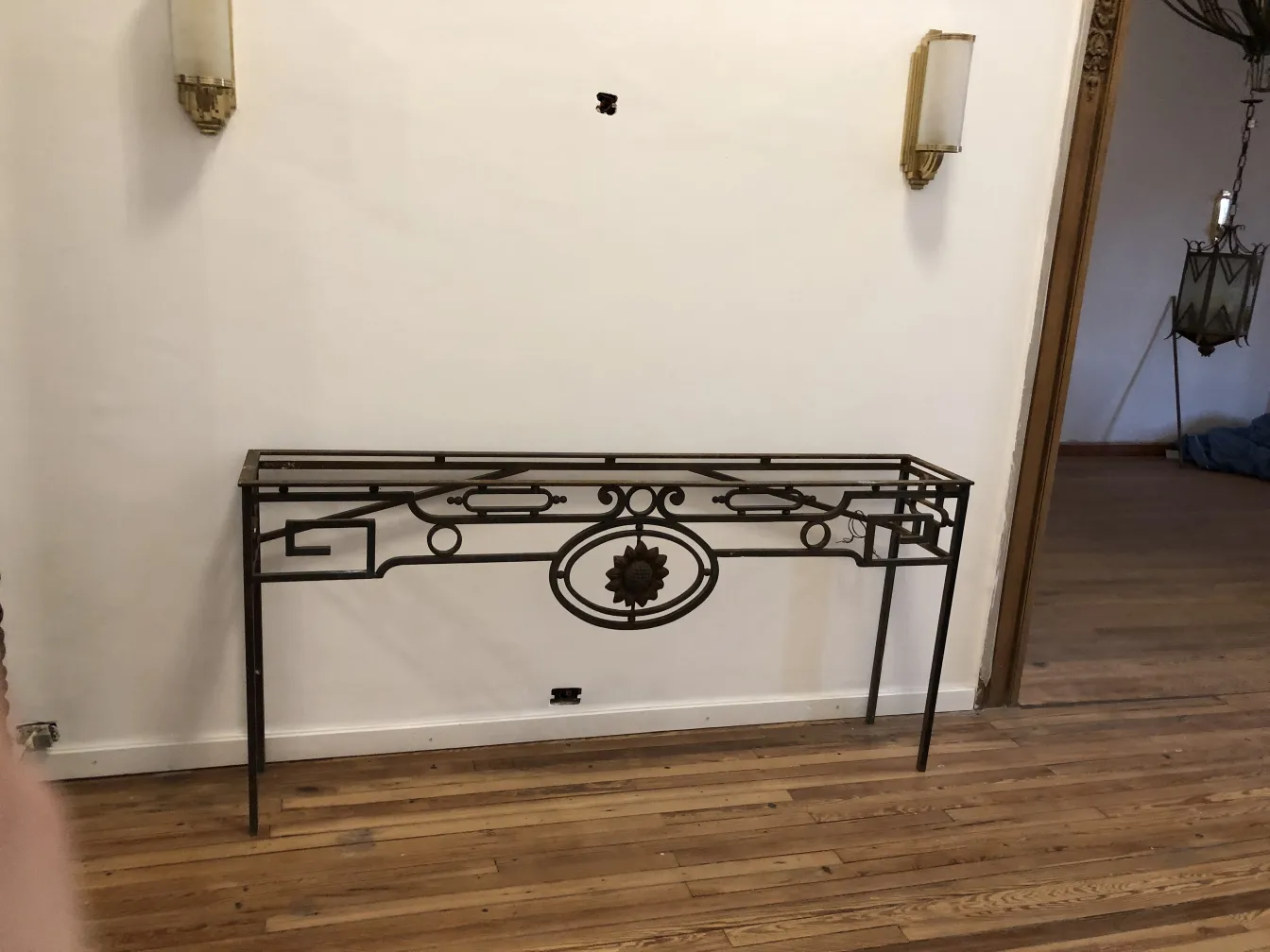 console antica decorativa con design intricato