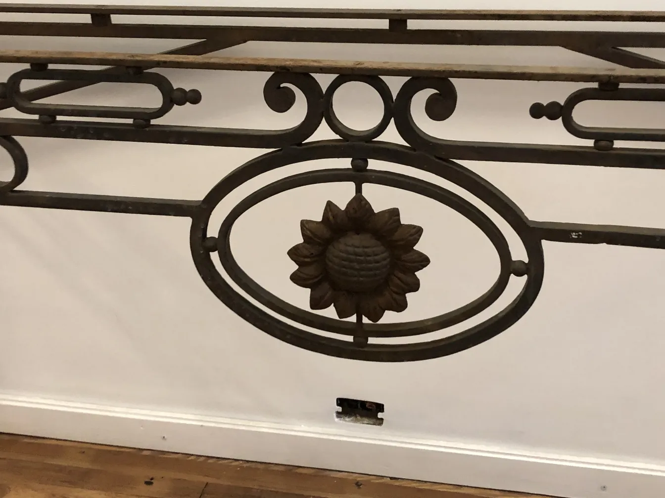 consola antiquaria decorativa con design floreale e forma ovale