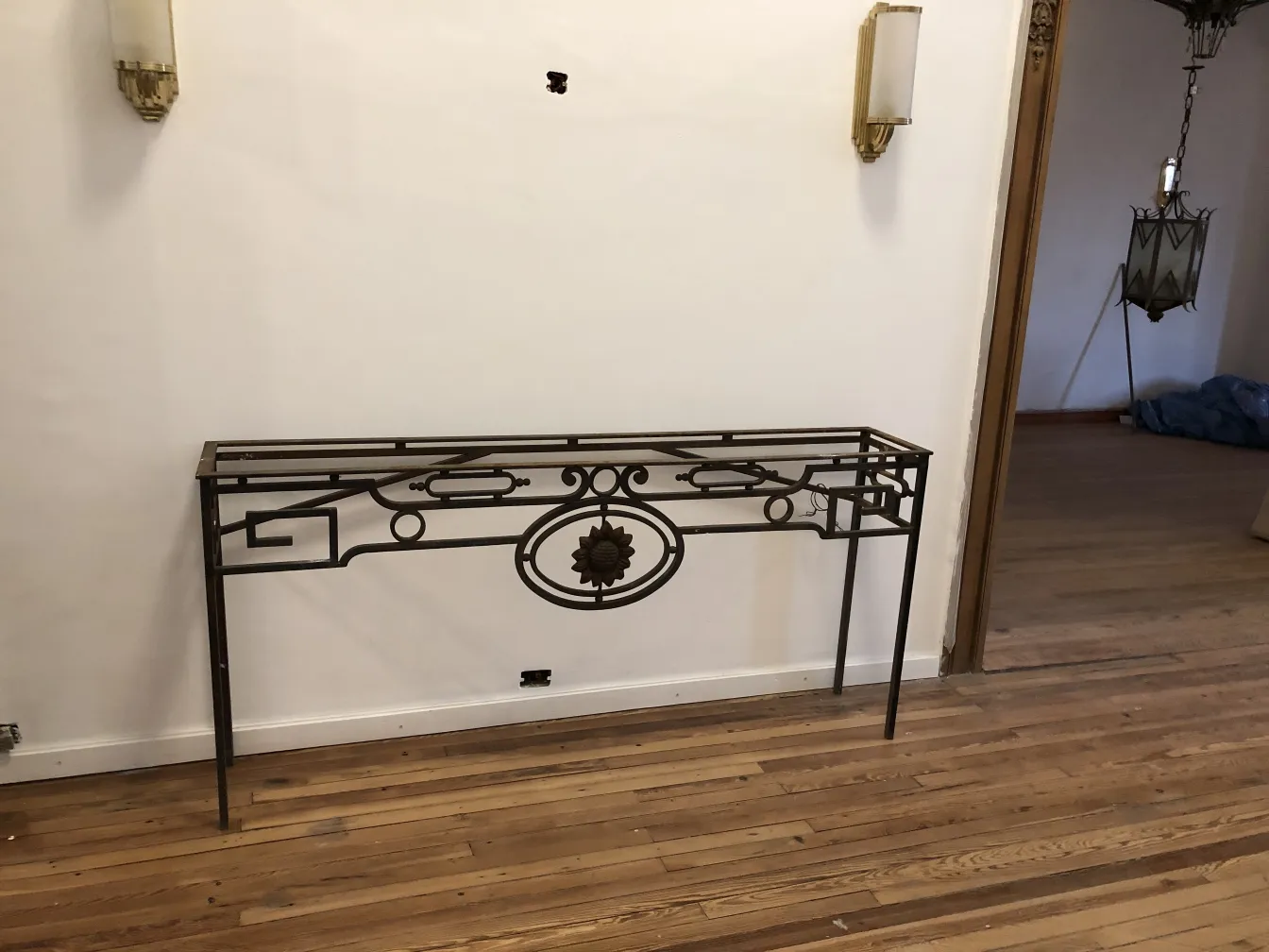 Antica console decorativa con design intricato, sfondo neutro.