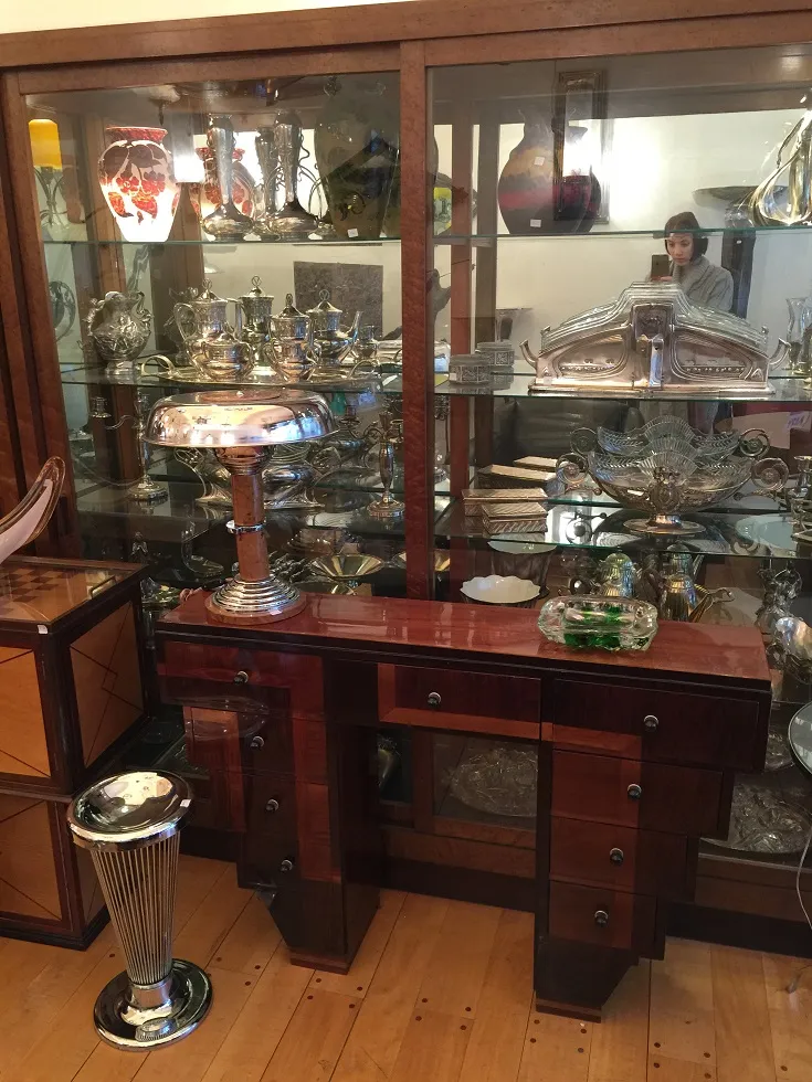 Console antica con cassetti multipli, atmosfera elegante.